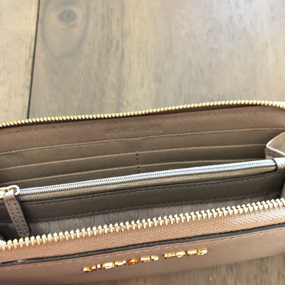 Michael Kprs Wallet - Picture 4 of 4